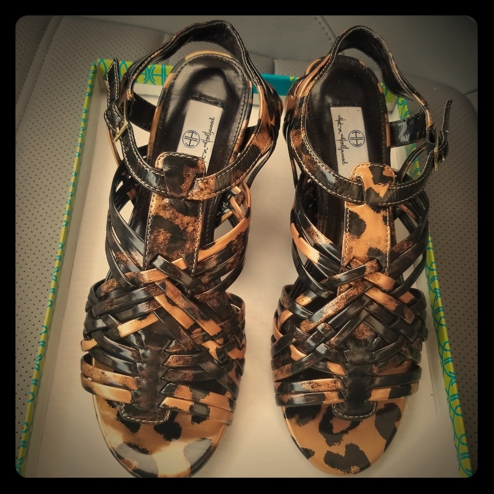 Hot in Hollywood Leopard Sandals (Like New)